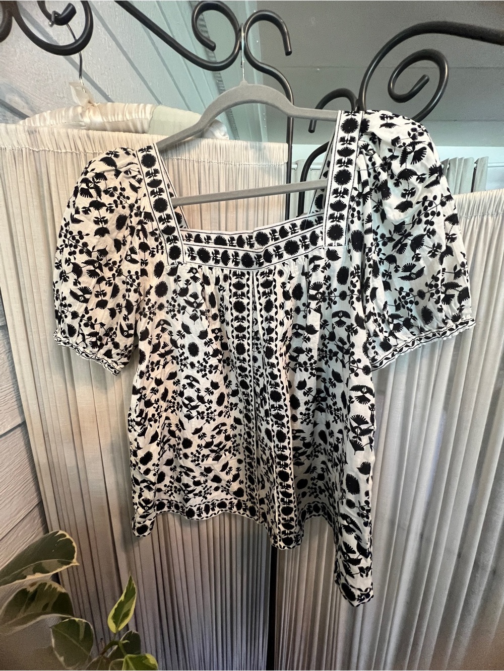 Max Studio Black & White Floral Square-Neck Puff Sleeve Top - Picture 3 of 4